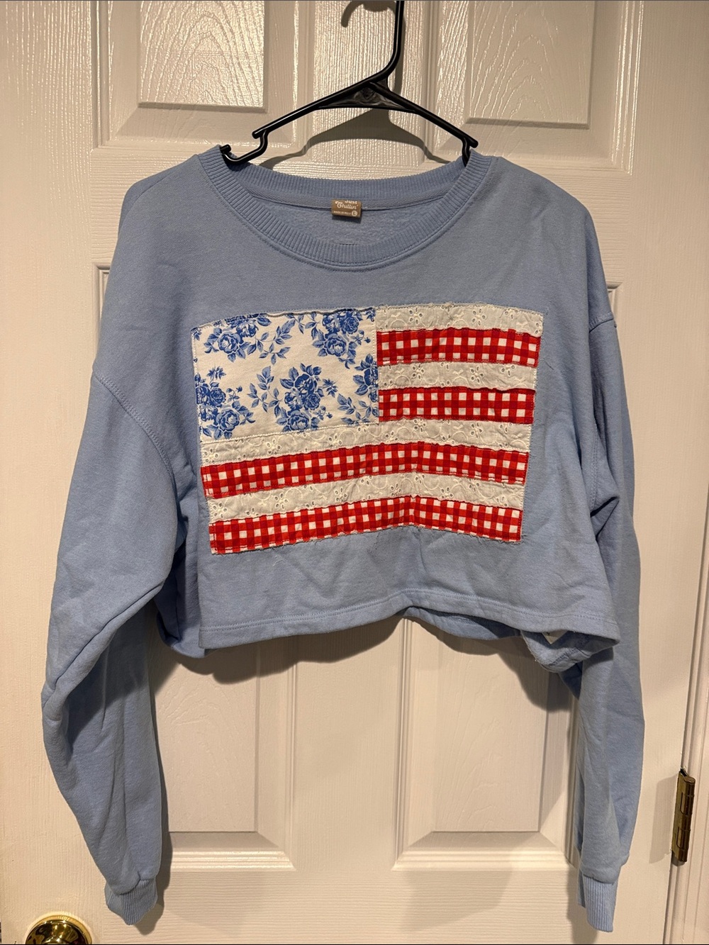Cropped Light Blue Sweatshirt with Americana Patch - Women